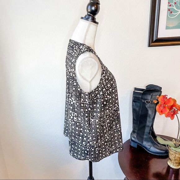 🍋 Michael Kors • Sleeveless Black & White Pattern Top - Picture 3 of 9
